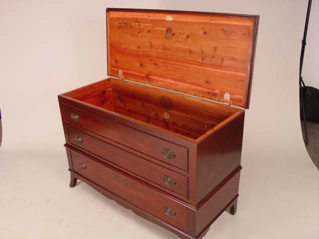 Lane 1dr. cedar chest open