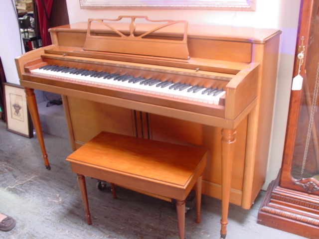 Wurlitzer spinet piano w bench