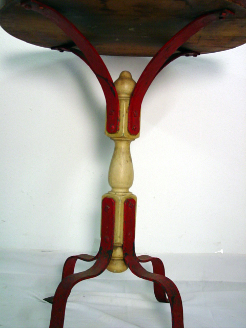 Monterey 24 in. Pedestal Table detail