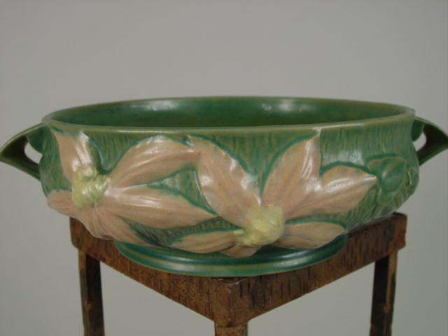 Roseville 11in center bowl w handles front