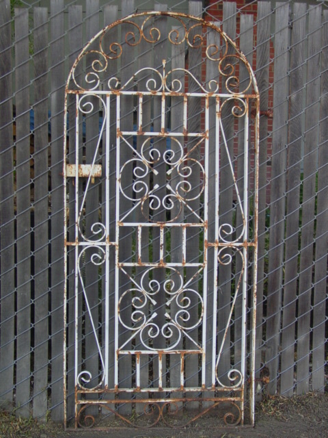 Wr iron arch side gate - white 32wx68h