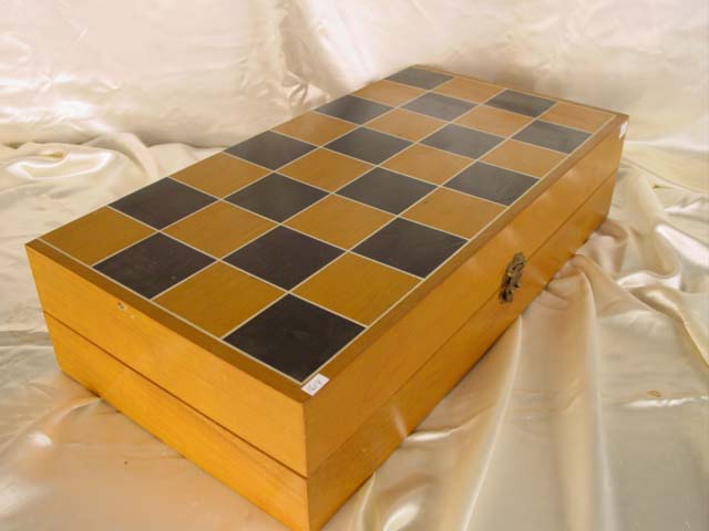 Chess set closed