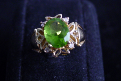 14kt Ladies ring w Peridot and diamond