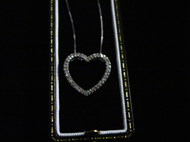 14kt Ladies white gold heart pendant w 40 diamonds