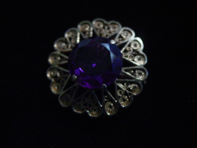 Synth Alexandrite round Sapphire 14kt brooch