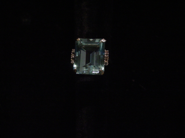 White gold Aquamarine large stone w. diamonds
