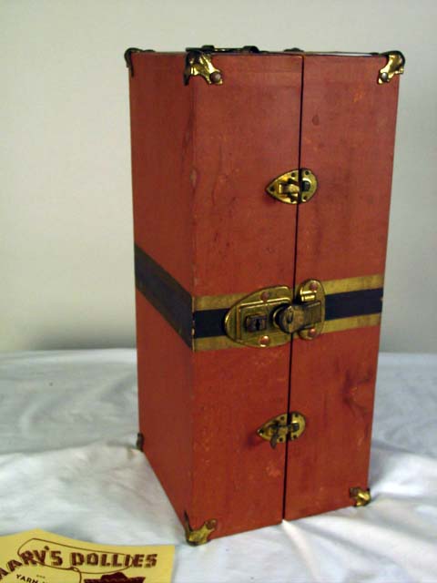 Mary Hoyer Doll Trunk w clothes (2)