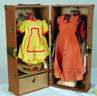 Mary Hoyer Doll Trunk w clothes